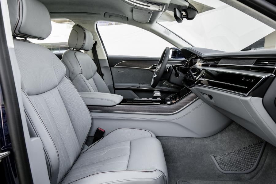 Интерьер Audi A8 55 TFSI Quattro (D5) 2017 года  (WW) (фото 26 из 40)